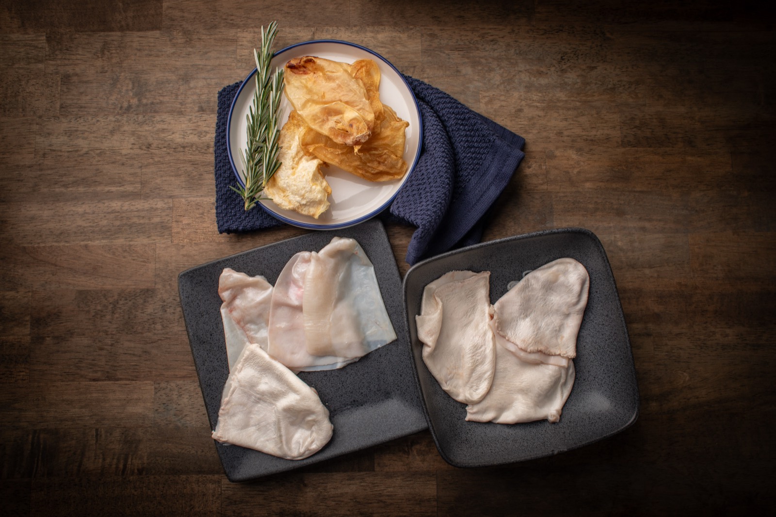 Dried and fresh fish maw presented on plates